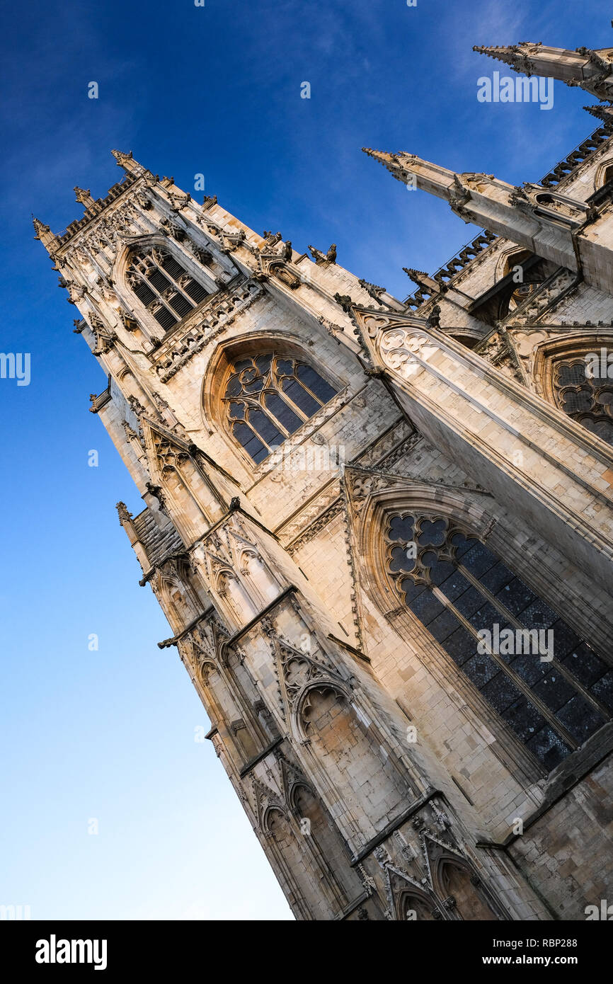 Suchen, um sich an der beeindruckenden York Minster Stockfoto