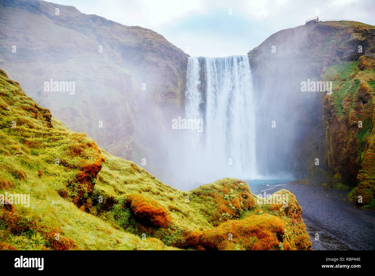 Schöner Blick auf den berühmten Wasserfall Skogafoss und die malerische Umgebung. Dramatische und malerische Szene. Beliebte Touristenattraktion. Ort Skoga ri Stockfoto