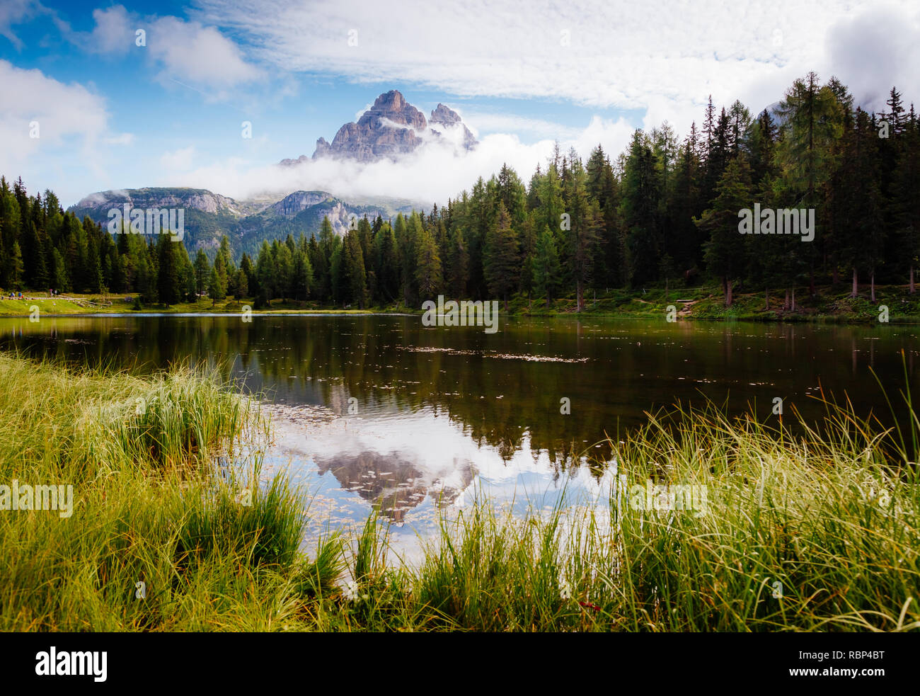 Malerische Umgebung des Antorno See im Nationalpark Tre Cime di Lavaredo. Malerische und schöne Szene. Ort Auronzo und Misurina, Dolom Stockfoto