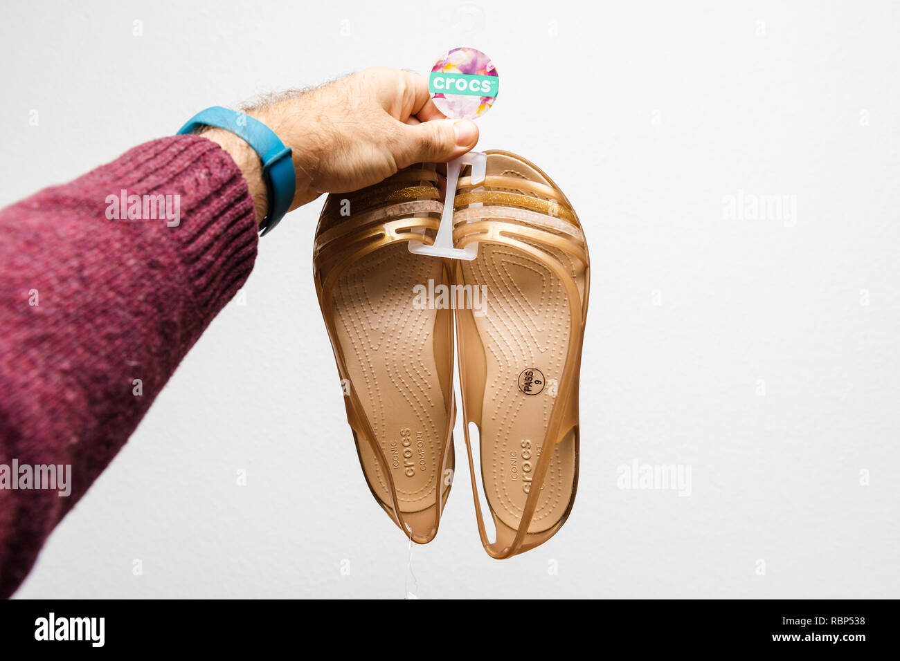PARIS, Frankreich, 23.JANUAR 2018: Mann hält ein Paar neue weibliche Schuhe  von Crocs Isabella Sandale online kaufen Stockfotografie - Alamy