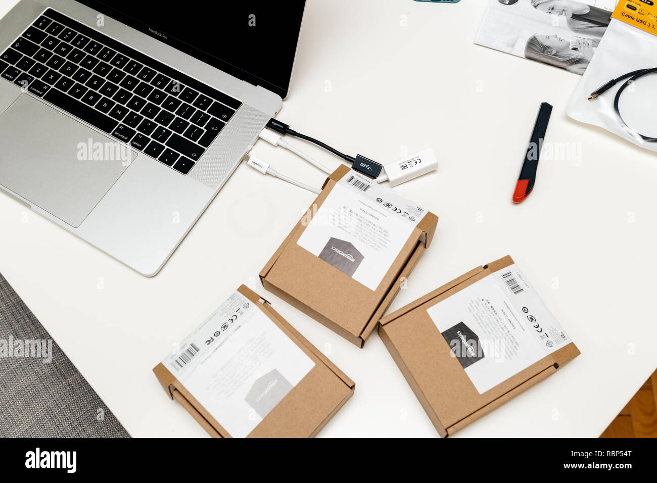 PARIS, Frankreich, 23.JANUAR 2018: Apple MacBook Pro 15 Notebook auf Tabelle mit mehreren Paketen Boxen mit Kabel von Amazon Grundlagen USB-C mit Adapter Stockfoto