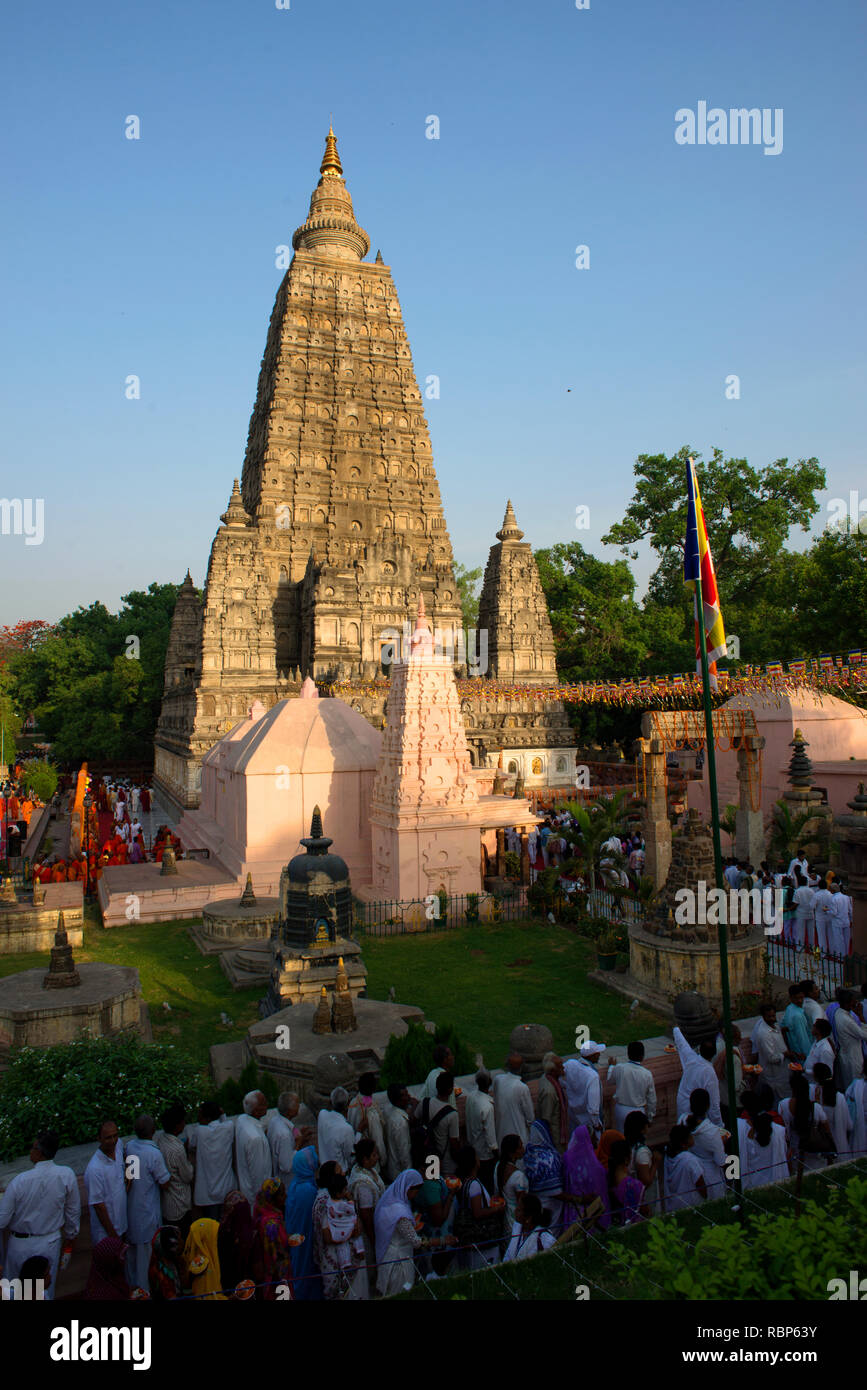 Anhänger Angebot Gebete in Bodh Gaya Tempel während Buddha Purnima feiern. Stockfoto