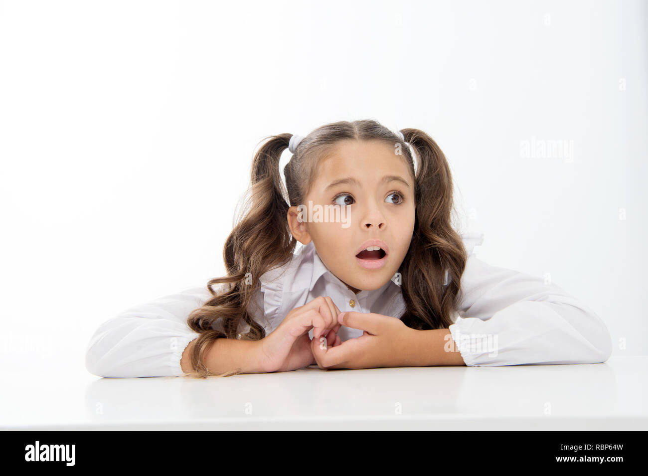 Schüler lean Schreibtisch isoliert weiß. Perfekte Schülerin ordentlich Lust auf Haare. Schule als fremde Umgebung. Vorbereitung kid erster Schultag. Schulmädchen stress Angst sorgen. Belastende Ereignis für Sie. Stockfoto