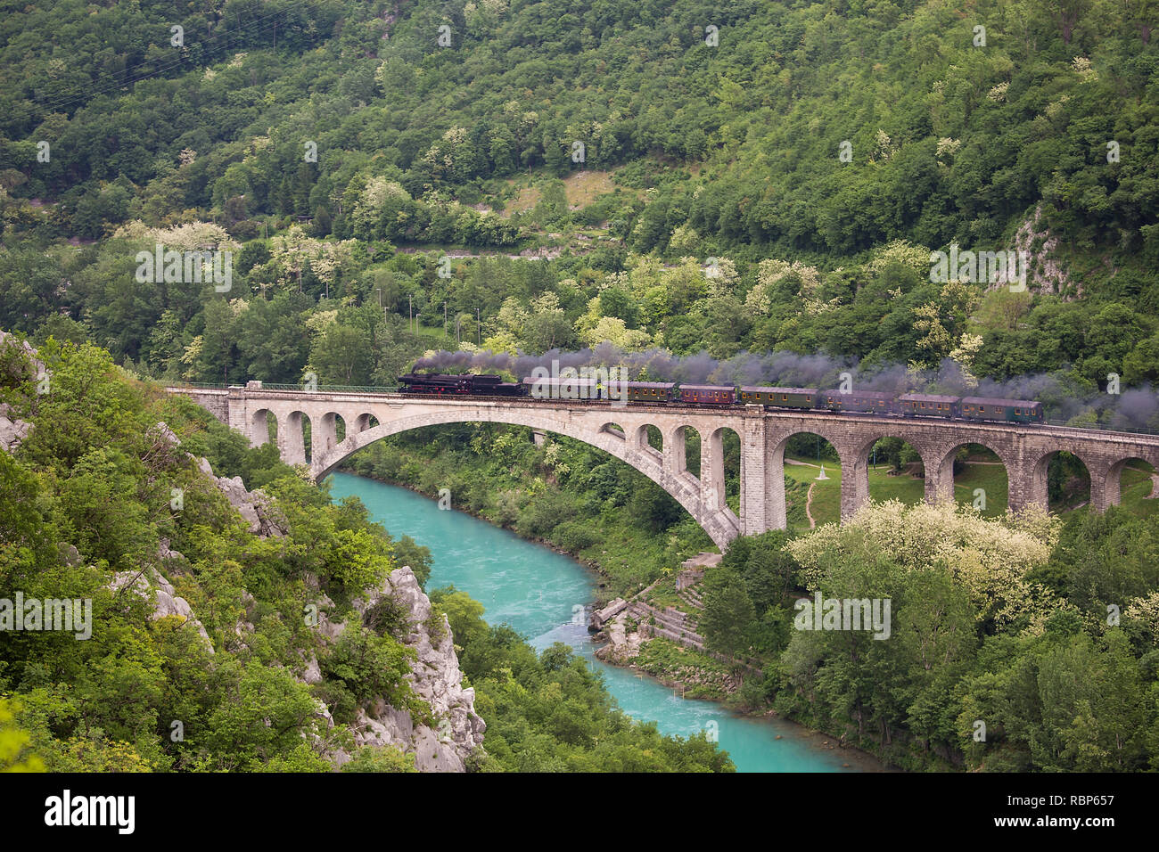Alte Dampfeisenbahn an der Steinernen Brücke von ganz Solkan, Slowenien Stockfoto