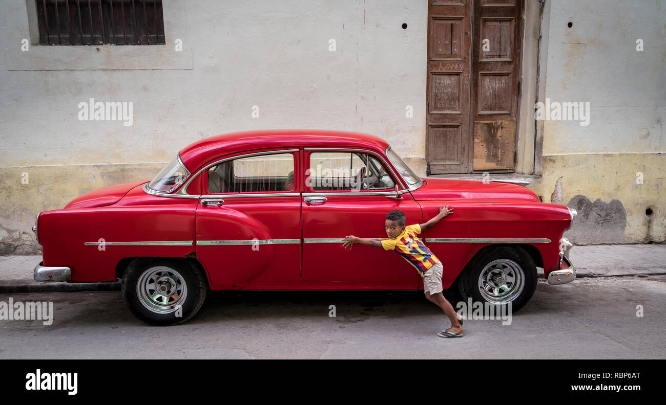 STREET URCHIN UND CLASSIC CAR Havanna Kuba Stockfoto