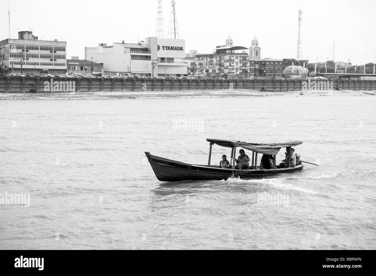 Santarem, Brasilien - Dezember 02, 2015: Boot mit Menschen am Amazonas. Motorboot float entlang der Ufer mit Häusern. Reisen durch Wasser transportieren. Sommer Urlaub und Fernweh Konzept. Stockfoto