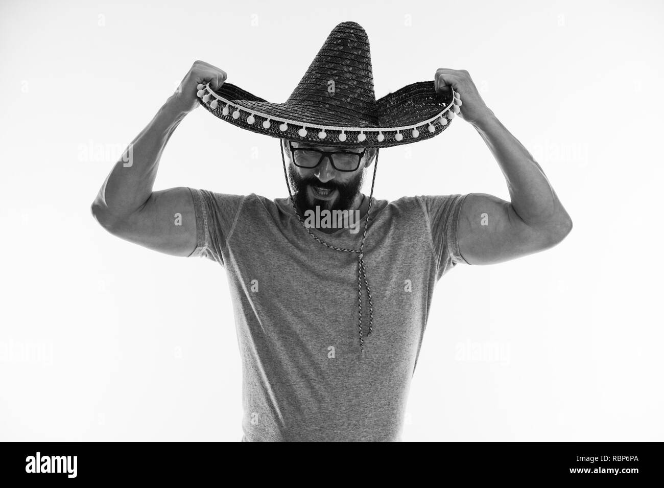 Muskulöse Mann in Sombrero. Mexikanische Mann sombrero Hut in der muskulöse Hände. Kraft und Männlichkeit. In der Liebe mit Mexiko, Schwarz und Weiß. Stockfoto