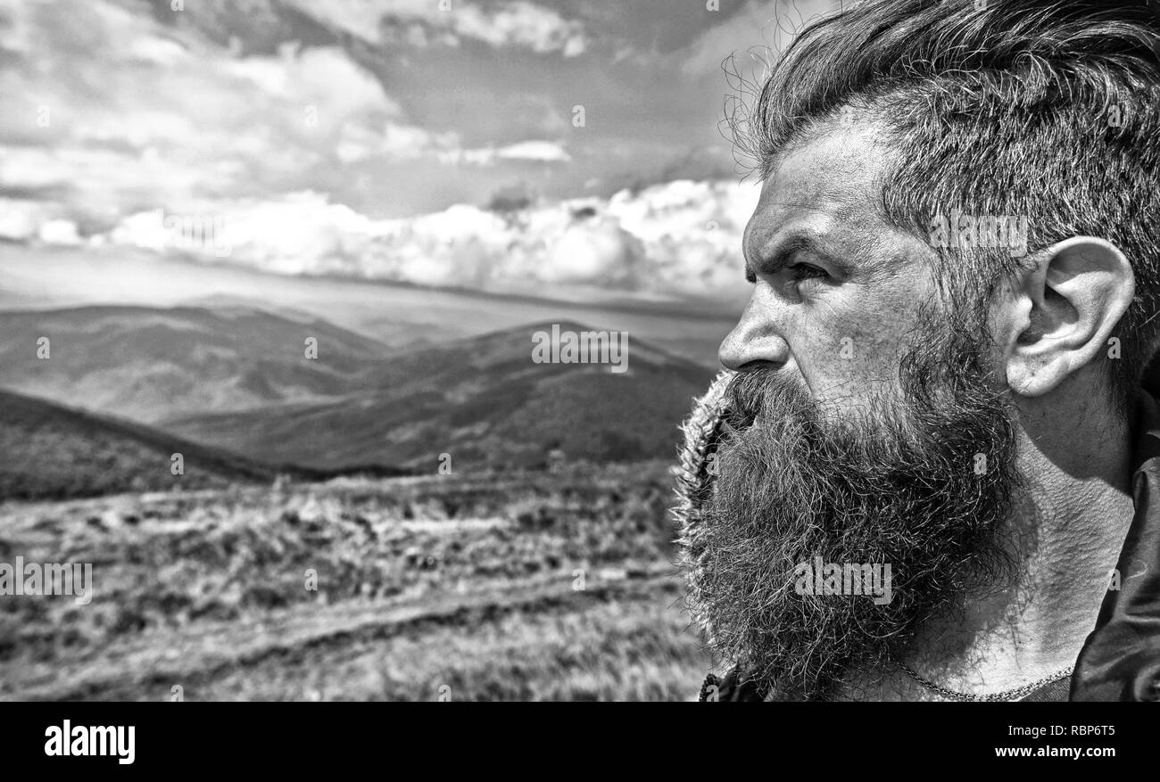 Schöner mann Hipster mit Bart und Schnurrbart Portrait von Berg gegen den blauen Nebel bewölkter Himmel Stockfoto