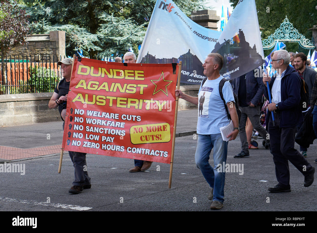 März für die schottische Unabhängigkeit, Dundee, Schottland. 18. August 2018. Dundee gegen Sparmaßnahmen banner Stockfoto