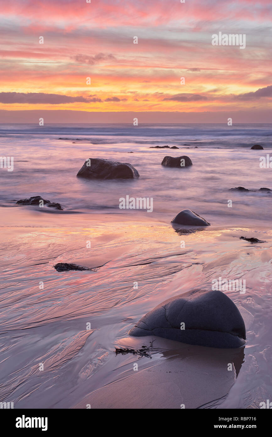 Strand und Meer bei Sonnenuntergang, von Port, in der Nähe von Corbert Bellochantuy, Kintyre, Argyll und Bute, Schottland Stockfoto