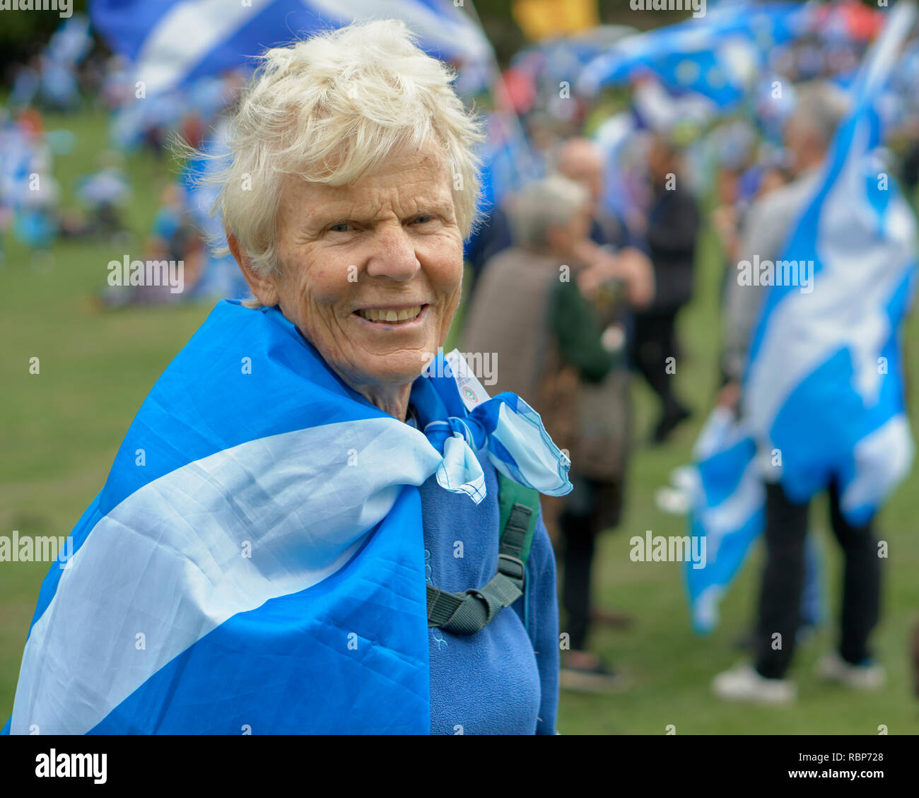 März für die schottische Unabhängigkeit, Dundee, Schottland. 18. August 2018. Frau eingewickelt in schottischen Saltire Flagge Stockfoto