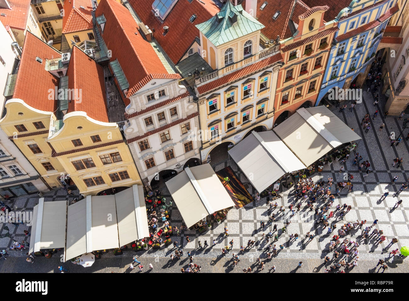 Prag Altstadt Prag auf Touristen in Cafes und Restaurants Shopping in der Staromestske Namesti Prag Tschechische Republik Europa Stockfoto