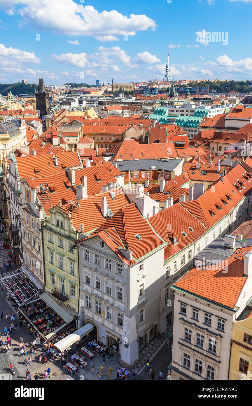 Prag Altstadt Prag auf Touristen in Cafes und Restaurants Shopping in der Staromestske Namesti Prag Tschechische Republik Europa Stockfoto