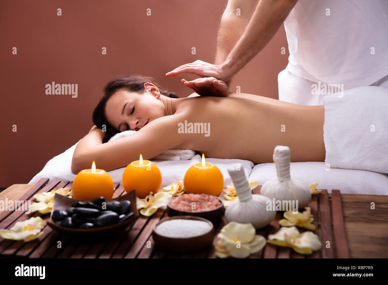 Der Therapeut Hand geben Zurück Massage entspannt junge Frau in Spa Stockfoto