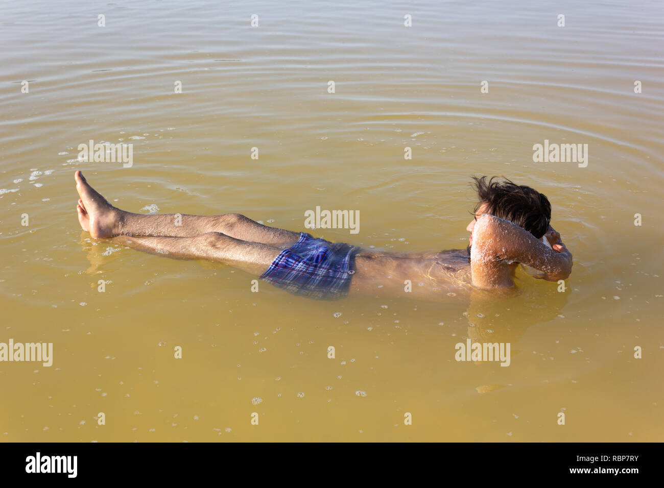 Ein Mann ist Schwimmen im Salz Urmia See, West Provinz Aserbaidschan, Iran Stockfoto