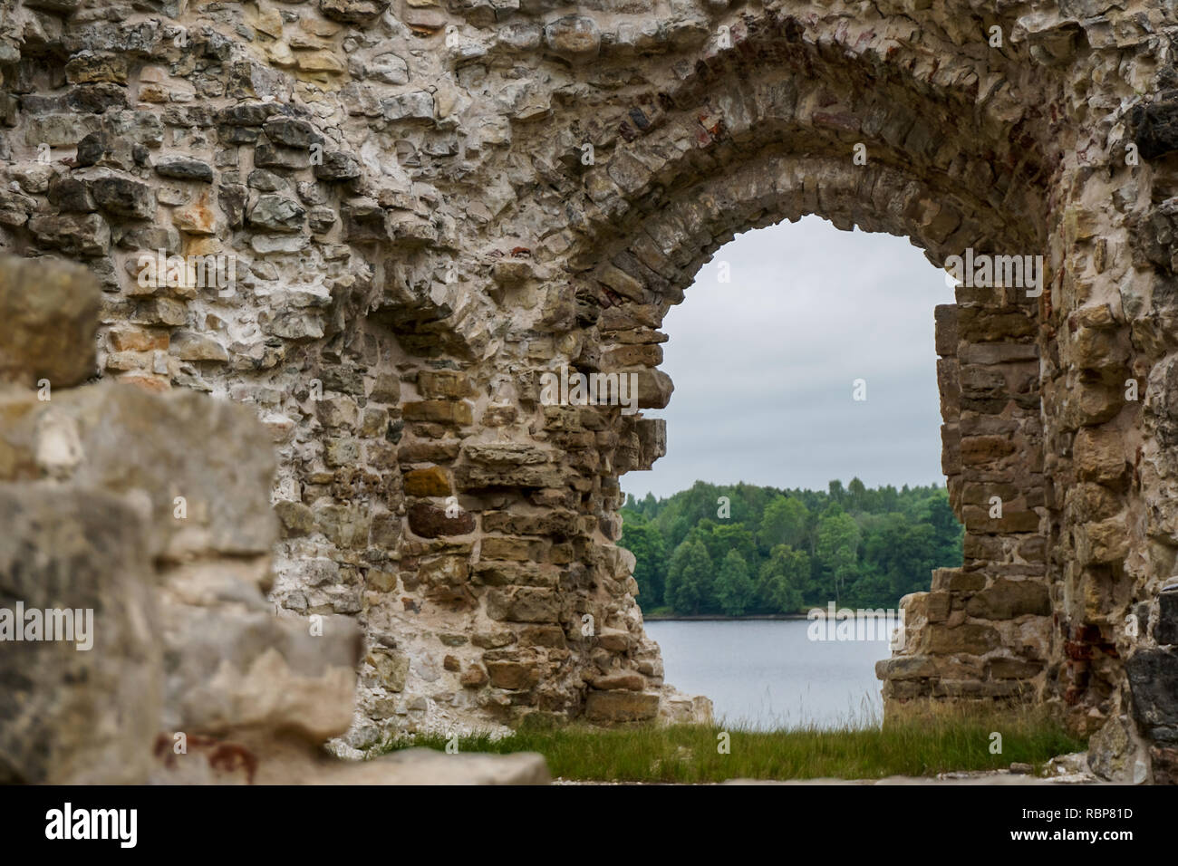 Koknese Burgruine. Lettische mittelalterliche Burgen. Archäologische Denkmal von nationaler Bedeutung. Die mittelalterliche Burg von Koknese wurde eine steinerne Burg buil Stockfoto