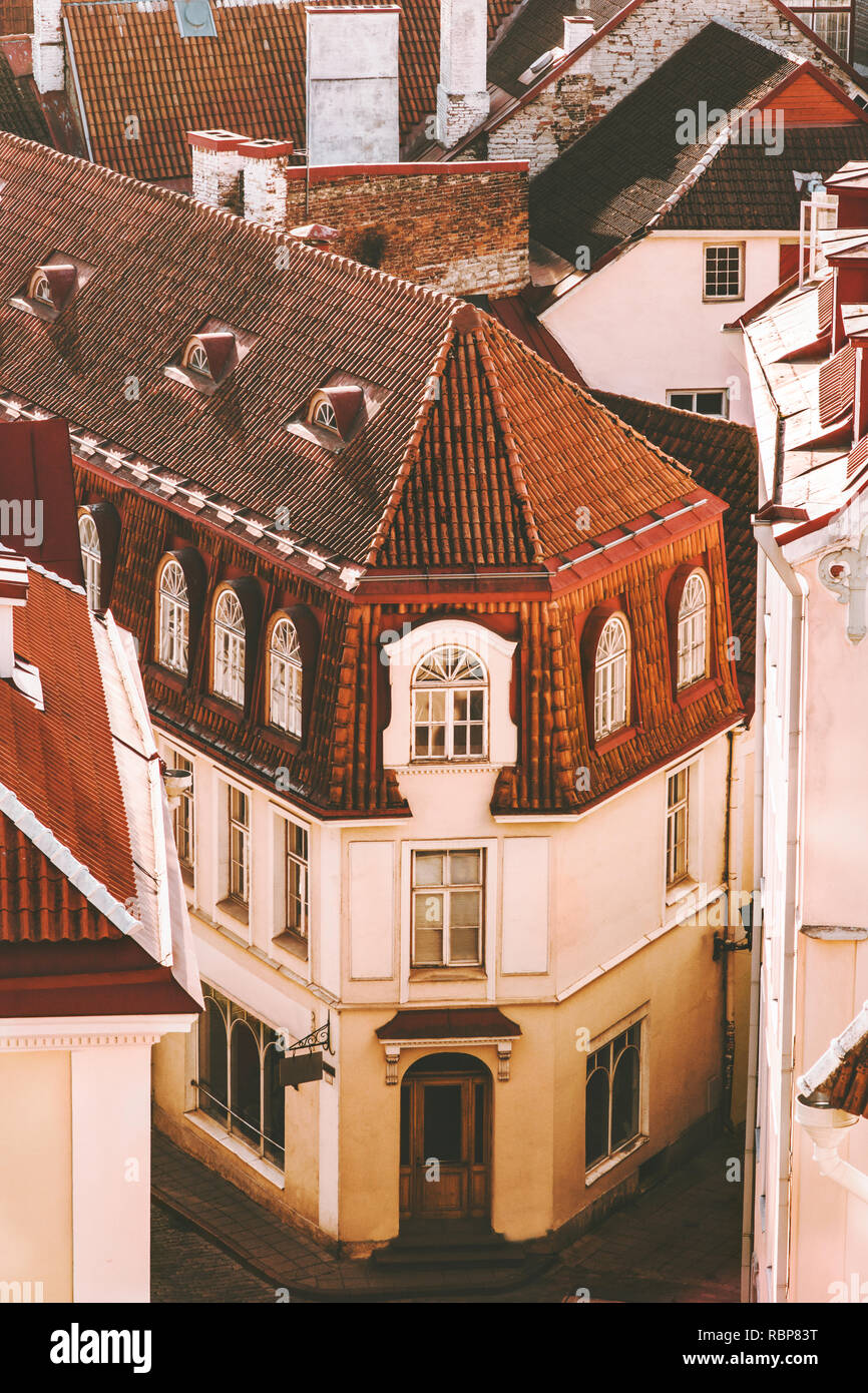Tallinns Altstadt Gebäude Ziegeldächern, traditionelle Architektur Luftbild touristischen Zentrum von beliebten Sehenswürdigkeiten Stadtbild in Estland Europa City Reise Stockfoto