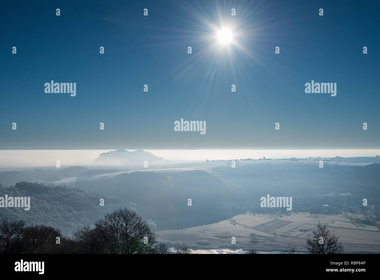Nebligen Winter Landschaft mit Sonne in den Himmel Stockfoto