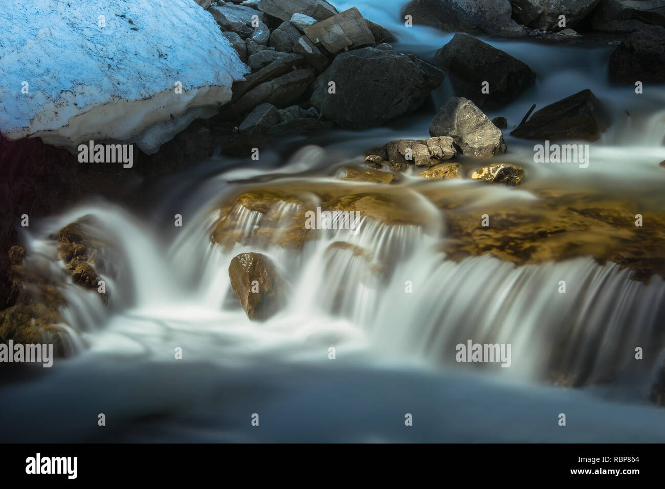 Malerischen Wasserfall in einen Fluss in helles Licht Stockfoto