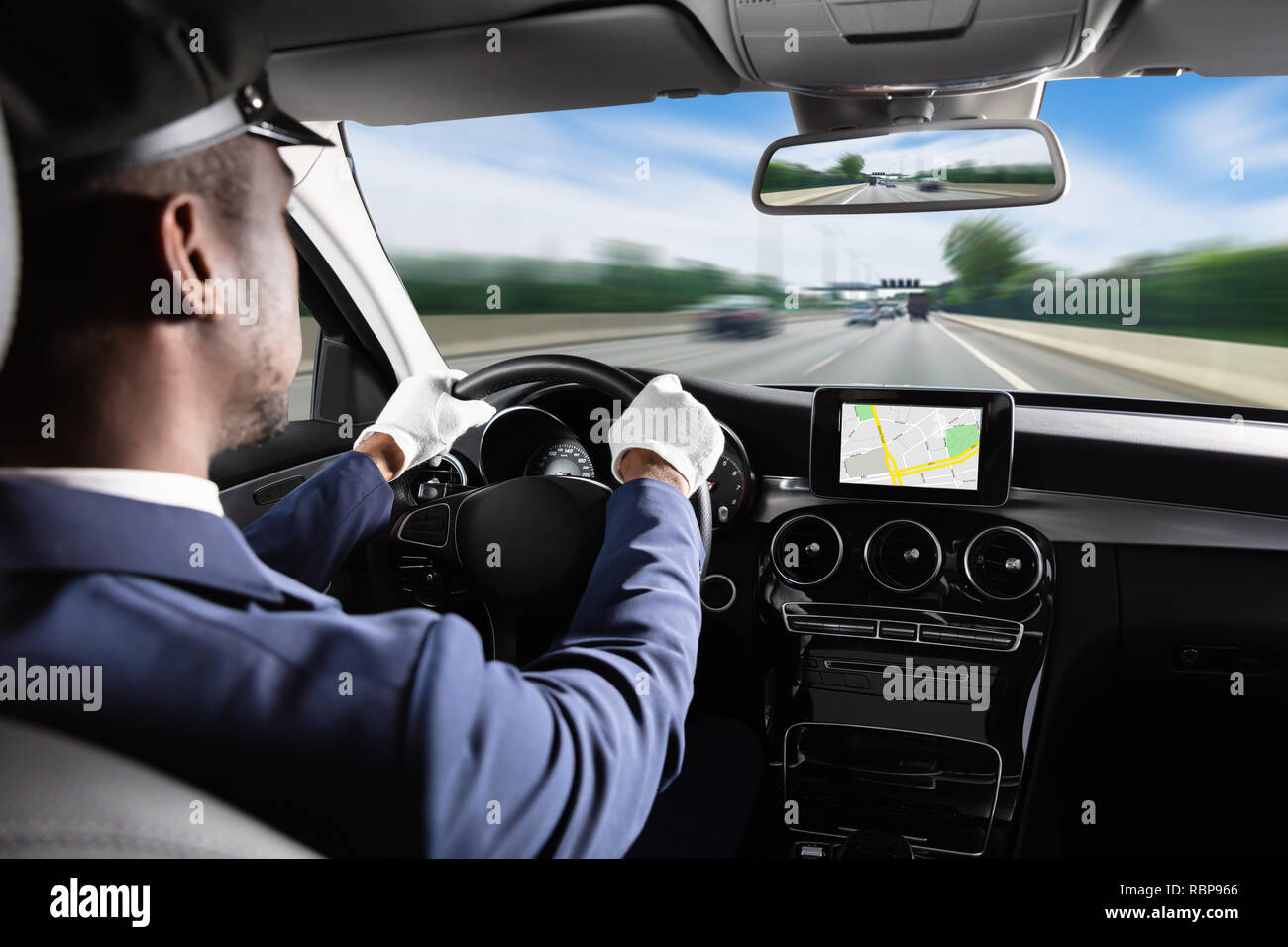 Männliche Chauffeur über GPS-Navigation Auto Stockfoto