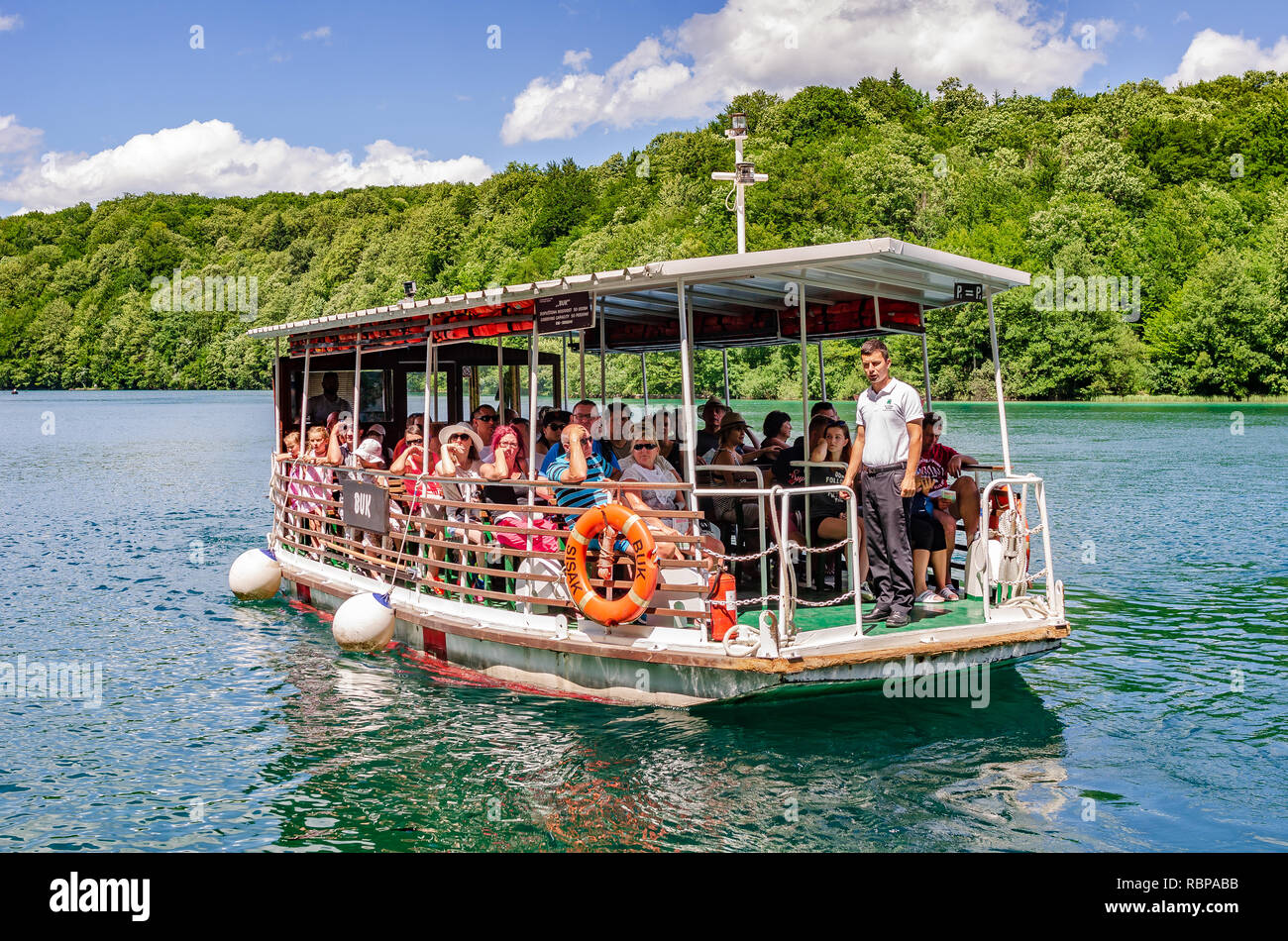 Touristische Boot auf See - Nationalpark Plitvicer Seen in Kroatien. Stockfoto