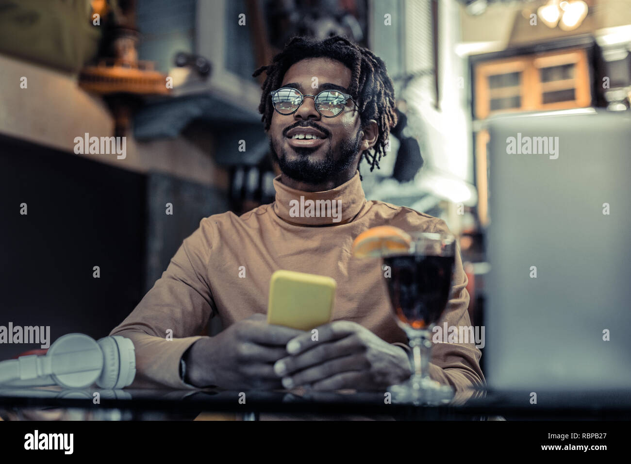 Freuen internationale Mann, tief in Gedanken versunken Stockfoto