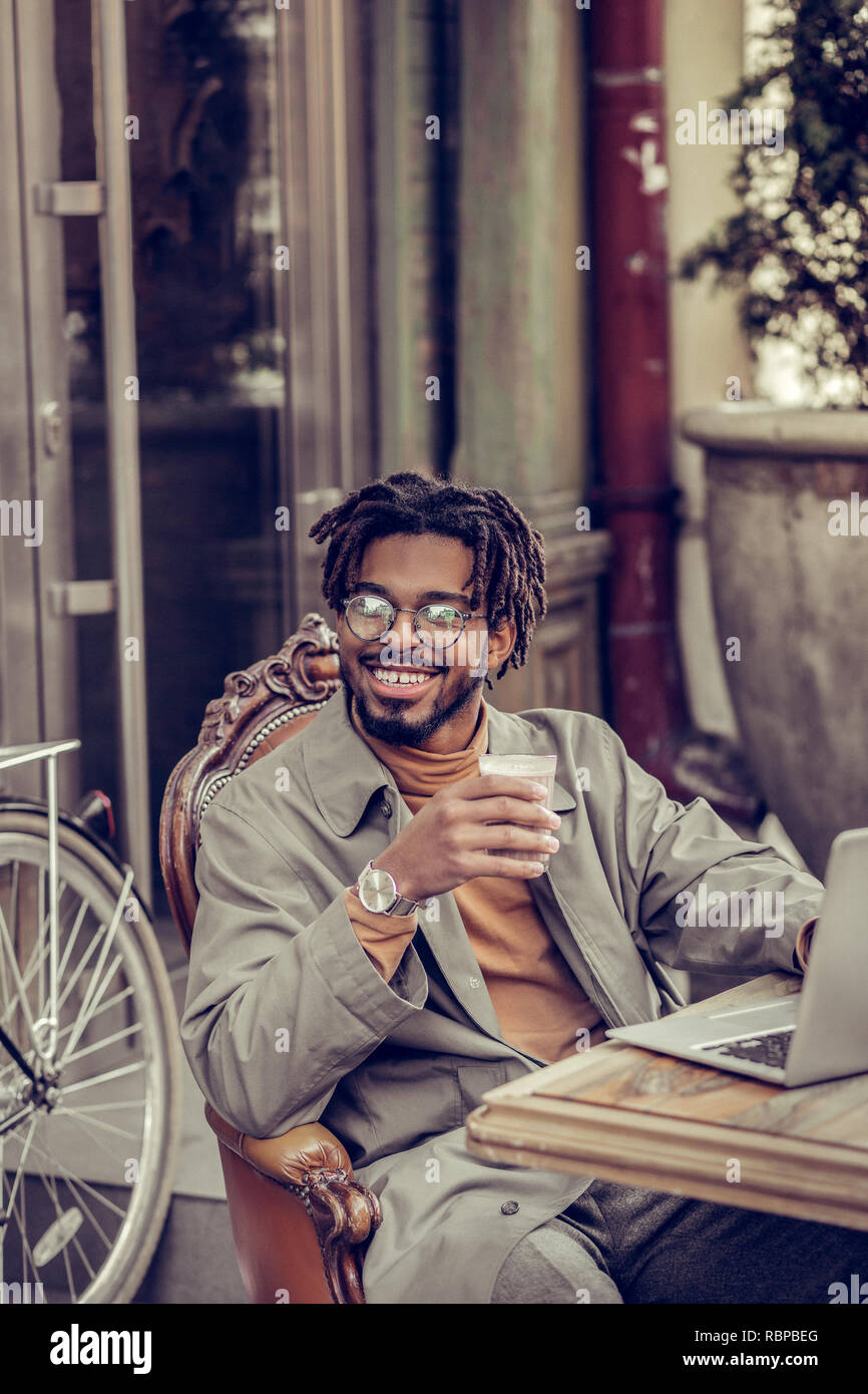 Glückliche junge internationale Mann genießen Sie freundliche Atmosphäre Stockfoto