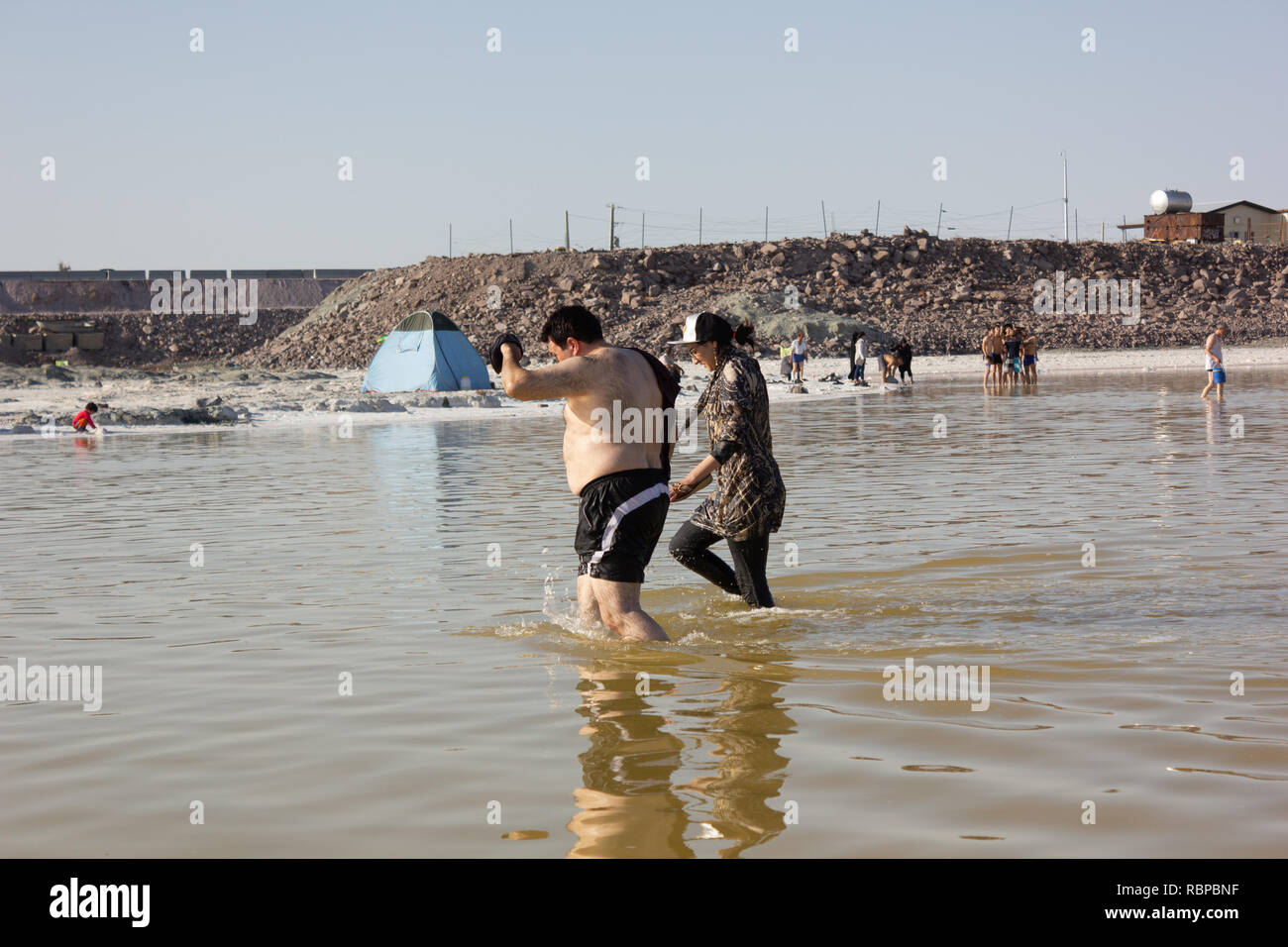 Menschen gehen in flachen Gewässern von Salz See Urmia, Provinz West-Aserbaidschan, Iran Stockfoto