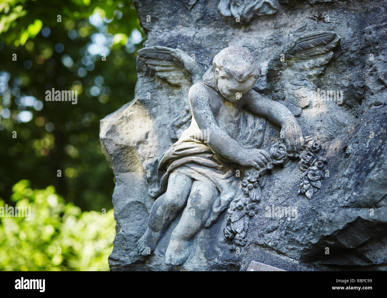Engel Statue im Sonnenlicht als Symbol der Stärke, der Wahrheit und des Glaubens Stockfoto