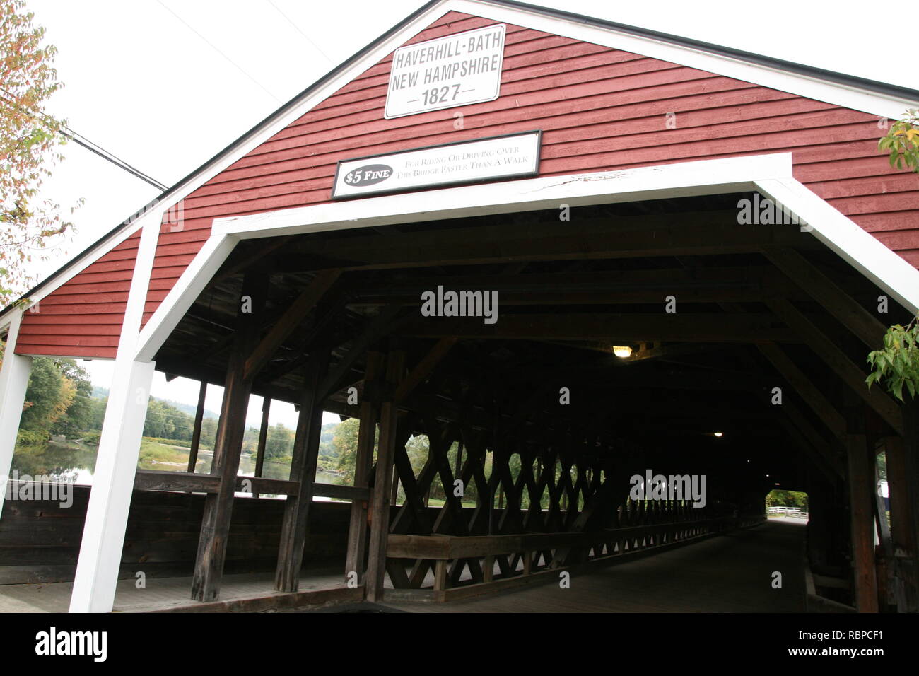 Haverhill Badewanne überdachte Brücke, die Verknüpfung von Städten Bad & Woodsville, New Hampshire. Portal & Gitter angezeigt Fachwerk Stil Bau Stockfoto