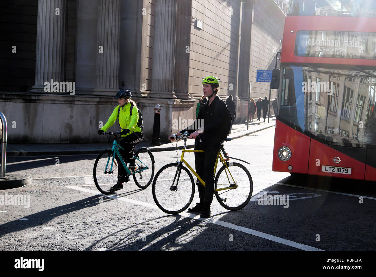 Radfahrer Person wartet auf dem Fahrrad vor dem Doppeldeckerbus In der Nähe des Tivoli Corner hinter der Bank of England City of London EC2 England GB KATHY DEWITT Stockfoto