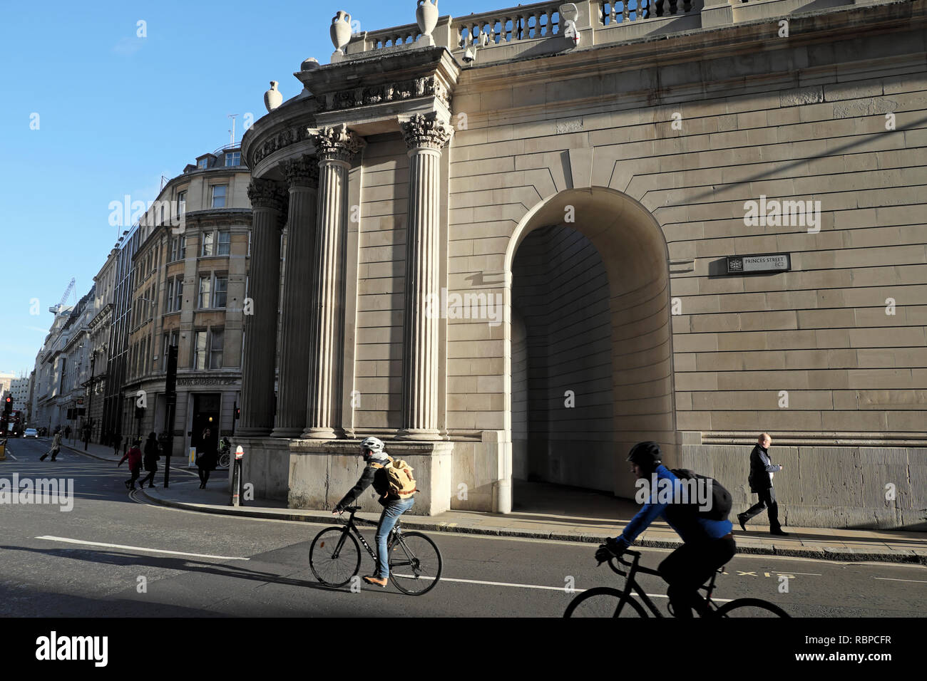 Radfahrer in der Nähe der Bank von England an der Princes Street in der Nähe von lothbury an einem sonnigen Tag in der City von London EC2 England UK KATHY DEWITT Stockfoto