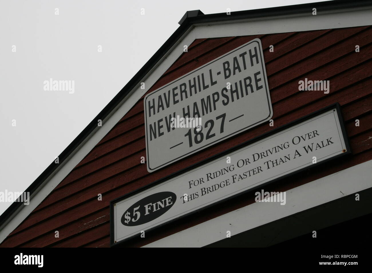 Haverhill Badewanne überdachte Brücke, die Verknüpfung von Städten Bad & Woodsville, New Hampshire. Übersicht Gitterträger hervor Stil Bau Stockfoto