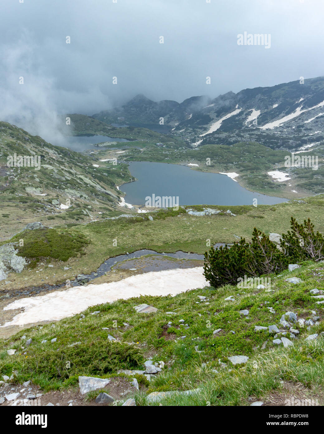 Zwei der sieben Rila Seen in der Nähe von Sofia, Bulgarien. Sie sind eine Reihe von Gletscherseen im Rila Nationalpark Stockfoto