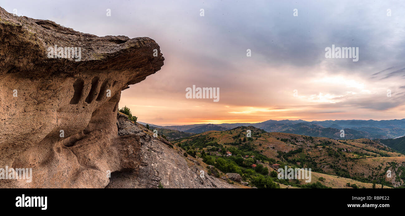 Alte Felsformation in der Nähe von jenda Dorf in Bulgarien Stockfoto