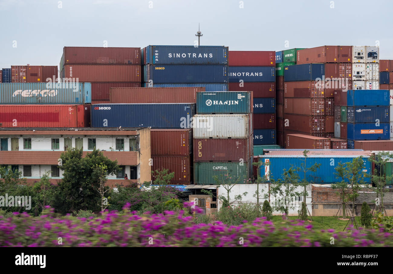 Container im Hafen von Xiamen in China gestapelt Stockfoto