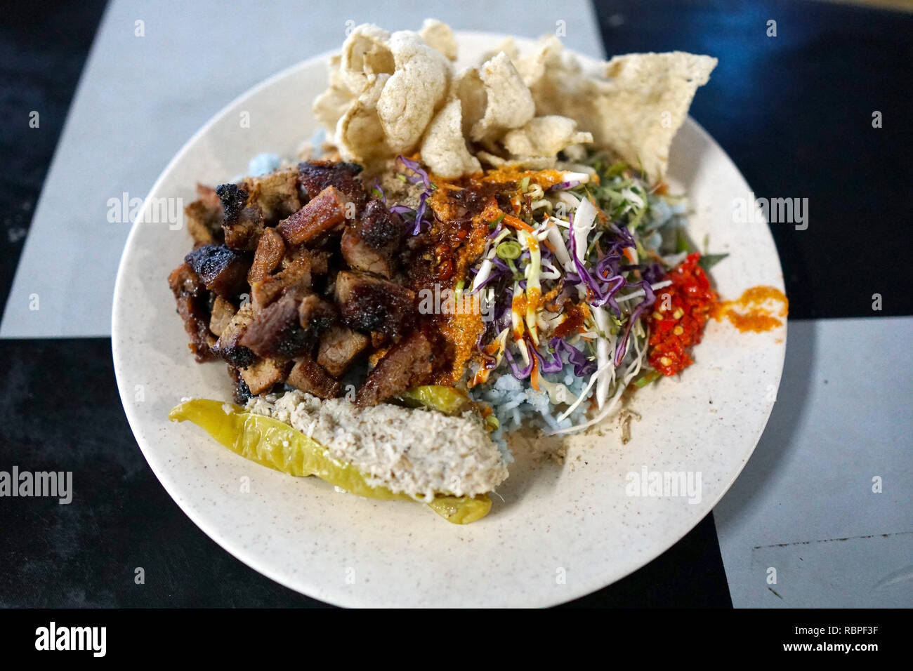 Nasi kerabu oder Nasi Ulam, beliebte Malaiische Reisgericht. Blaue Farbe von Reis, die sich aus den Blüten von Butterfly-pea Blumen. Traditionelle malaysische Essen, Stockfoto