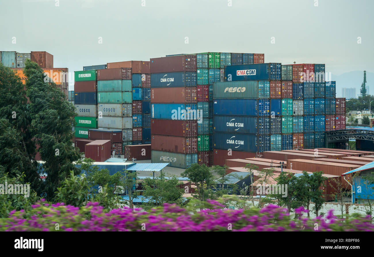 Container im Hafen von Xiamen in China gestapelt Stockfoto