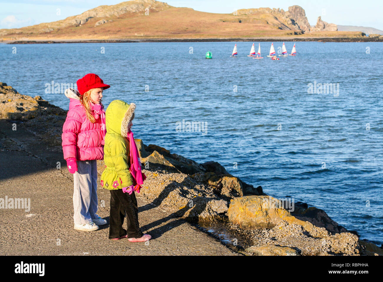 Kinder suchen die Bucht von Dublin, Irland, Howth howth Lighthouse, Pier Tag Angeln Angeln boote Segelboot Segelboot, Sachen irelands Auge zu tun Stockfoto