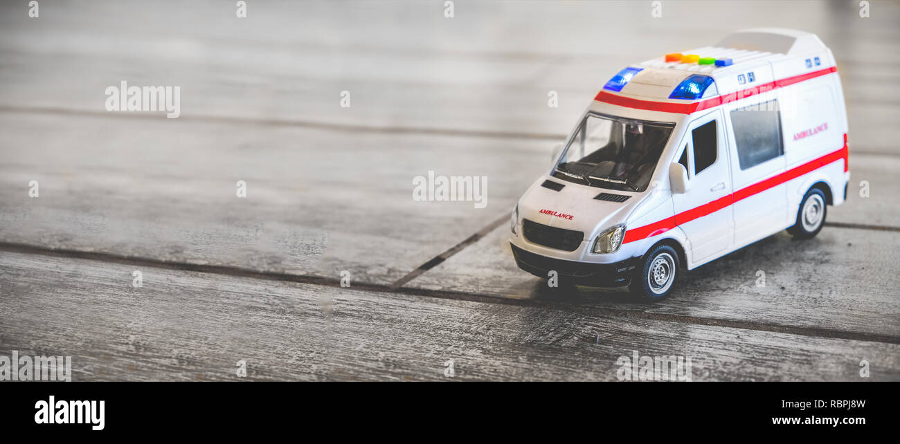 Krankenwagen horizontale Hintergrund Gesundheit Pflege Spielzeug Sirenen blaue Lichter Raum kopieren Stockfoto