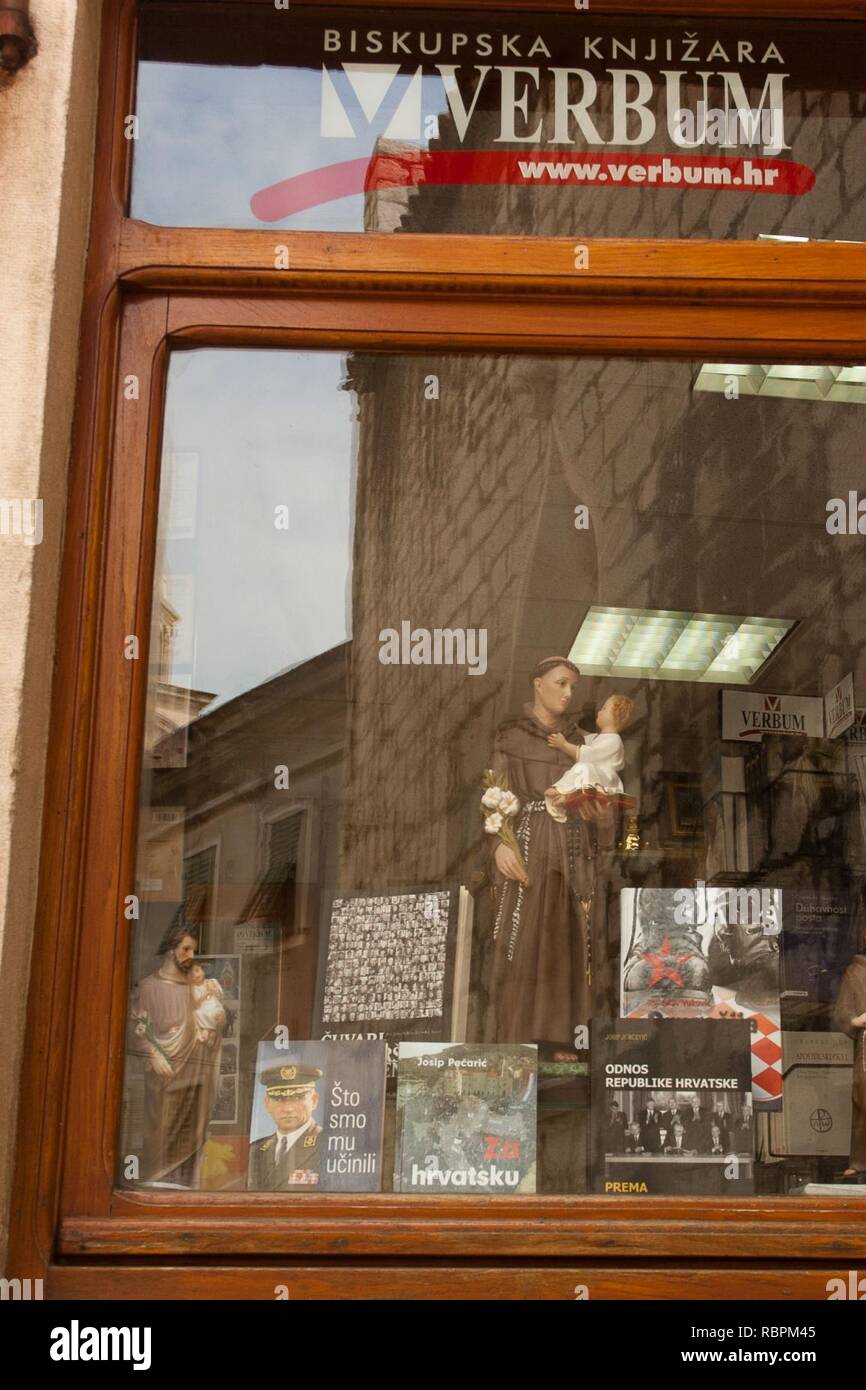 "Što smo mu učinili' auf Schaufenster der Buchhandlung in der Nähe von Šibenik entfernt. Stockfoto