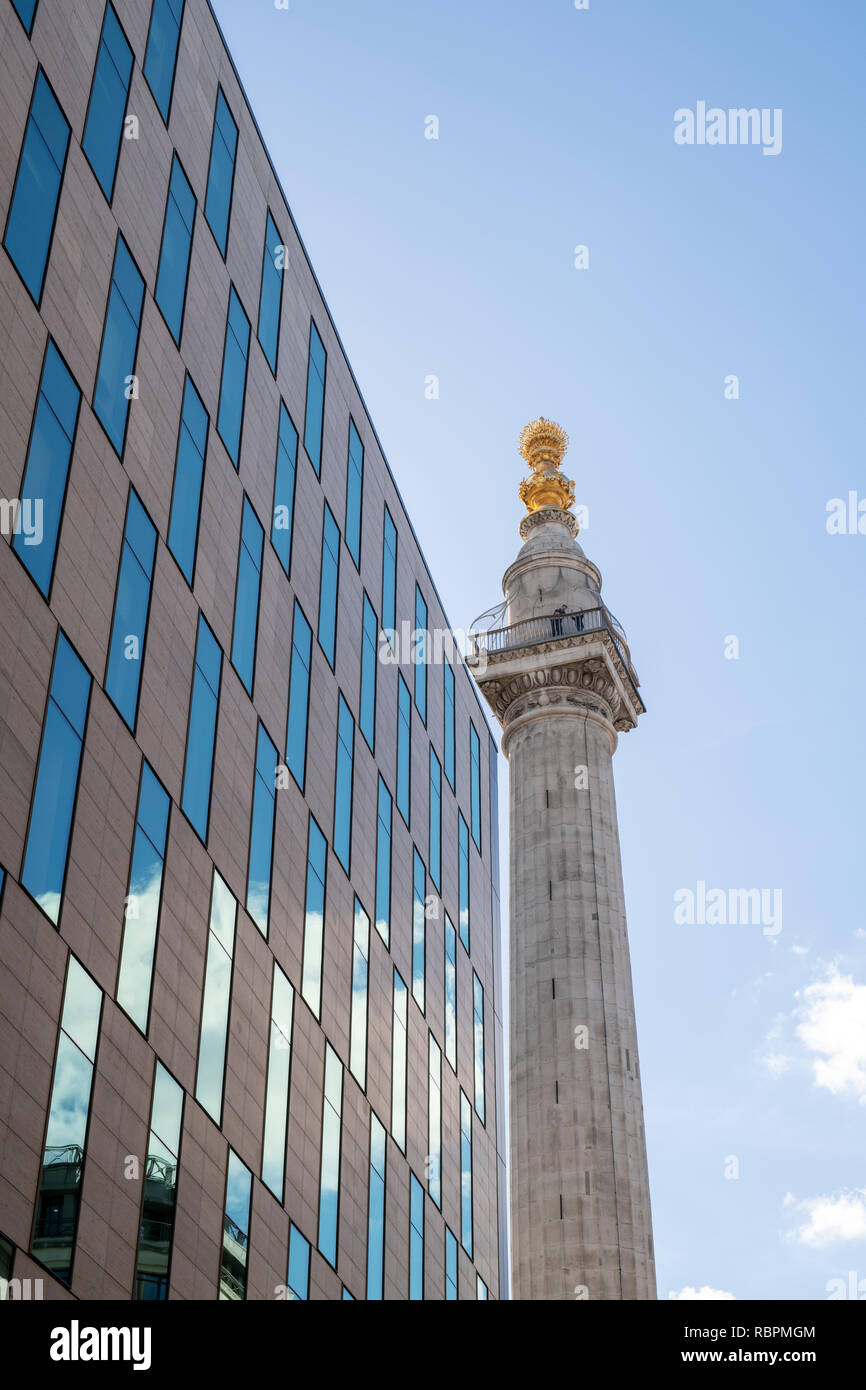 Denkmal für den großen Brand von London. Auf der Piazza zwischen Fish Street Hill und Monument Street, London, England Stockfoto