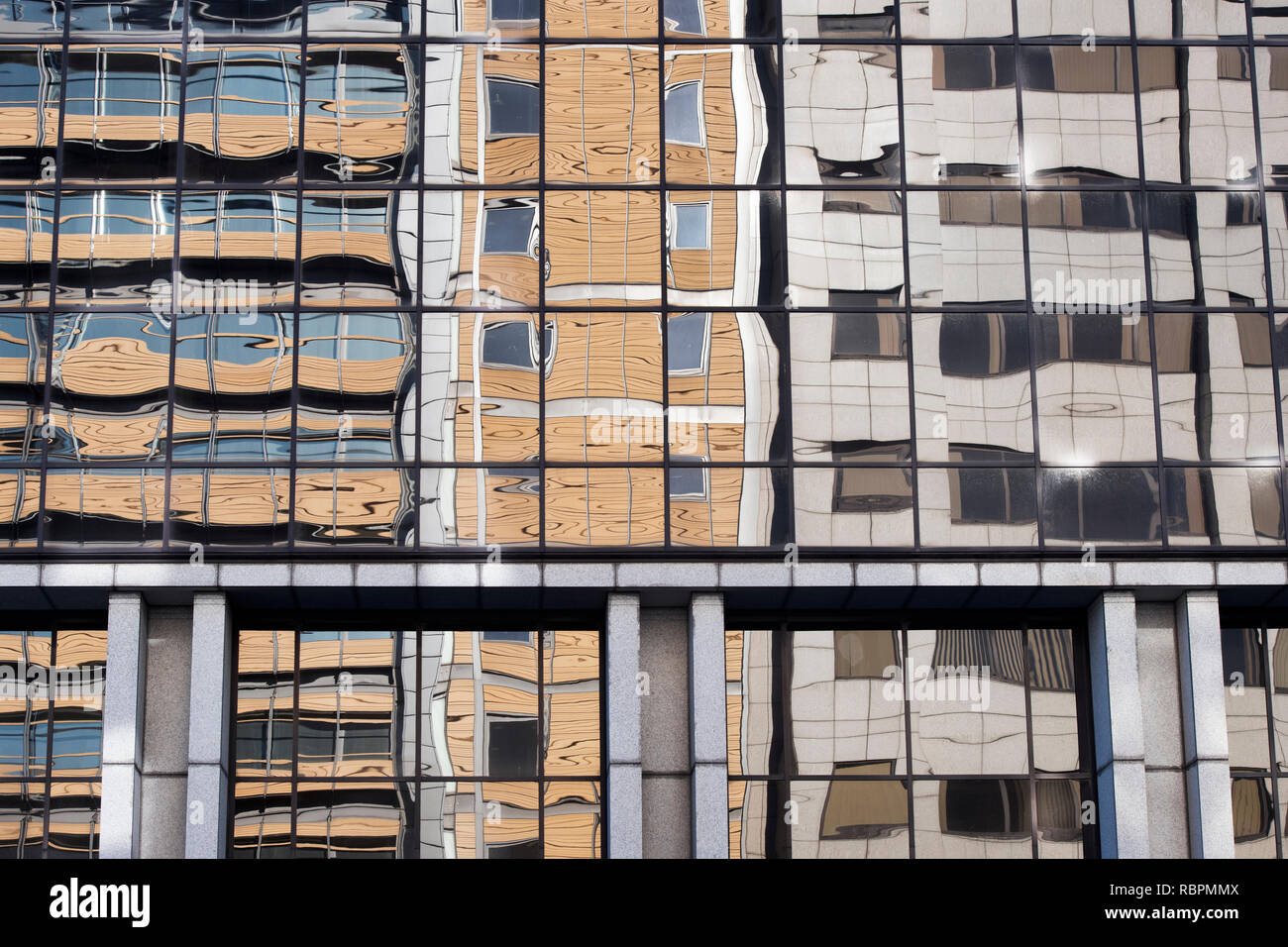 Fenster Reflexionen auf ein Bürogebäude. London, England Stockfoto