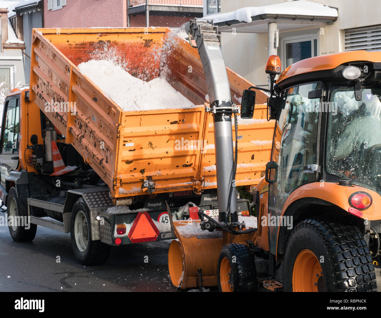 Bad Ragaz, SG/Schweiz - Januar 11, 2019: Stadt Arbeitnehmer Schneeräumung von der Straße in Bad Ragaz nach starken winterlichen Schneefällen Stockfoto