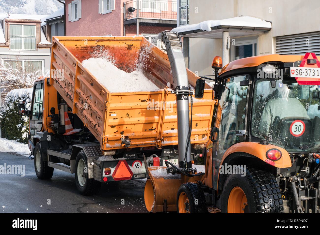 Bad Ragaz, SG/Schweiz - Januar 11, 2019: Stadt Arbeitnehmer Schneeräumung von der Straße in Bad Ragaz nach starken winterlichen Schneefällen Stockfoto