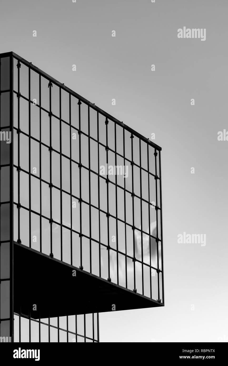 Modernes Gebäude mit vorgehängten Glasfassade, Schwarz und Weiß Stockfoto