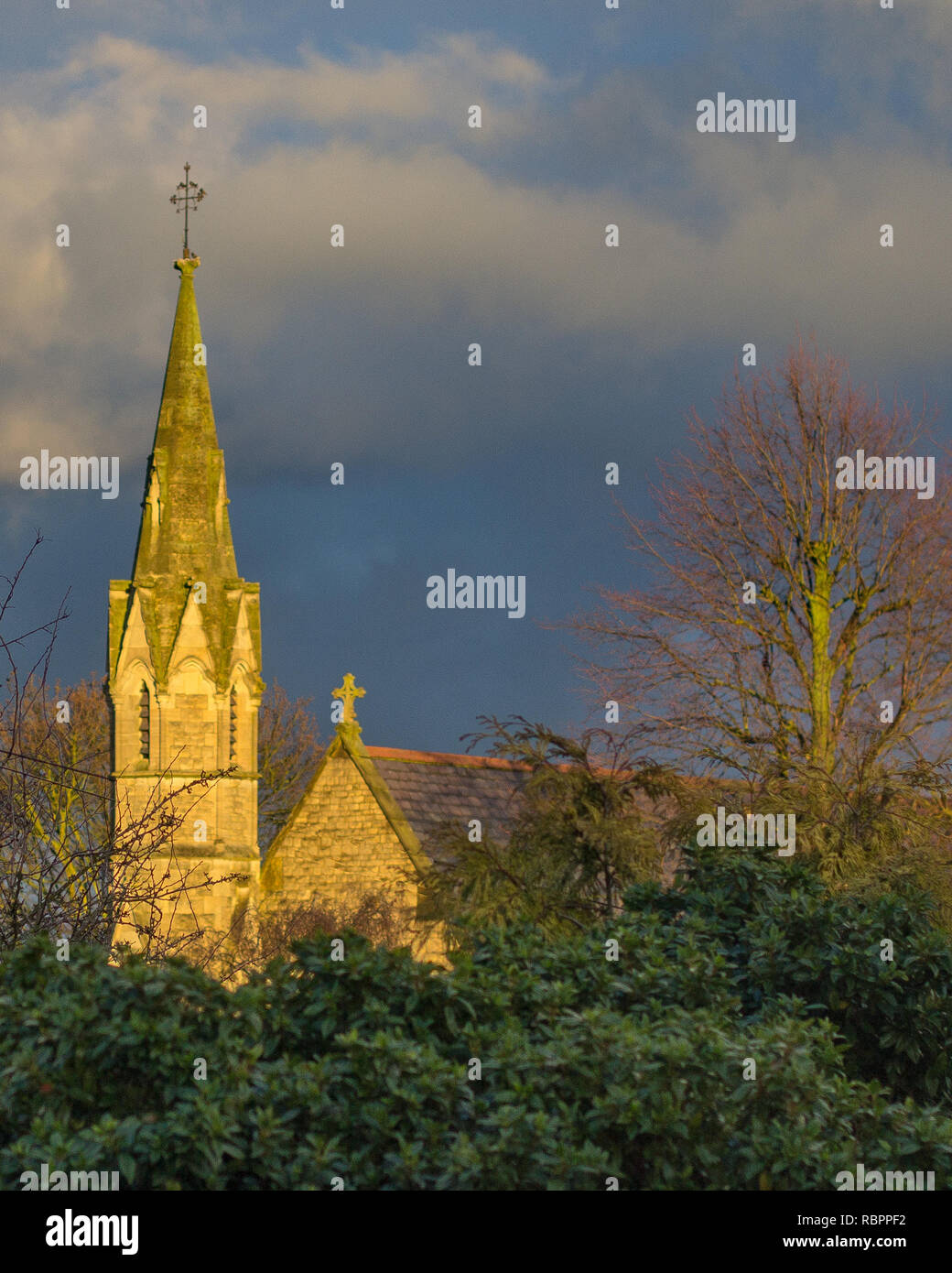 St. Michael's Church in Louth, Lincolnshire, England, UK leuchtet am späten Nachmittag Sonne unter einem bewölkten Himmel Stockfoto