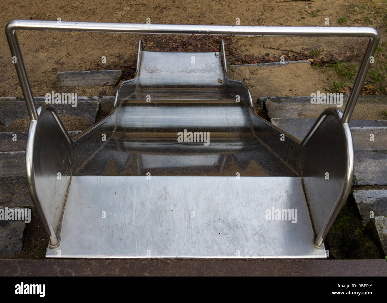 Blick von oben auf ein glänzendes Silber metall Rutschbahn Stockfoto