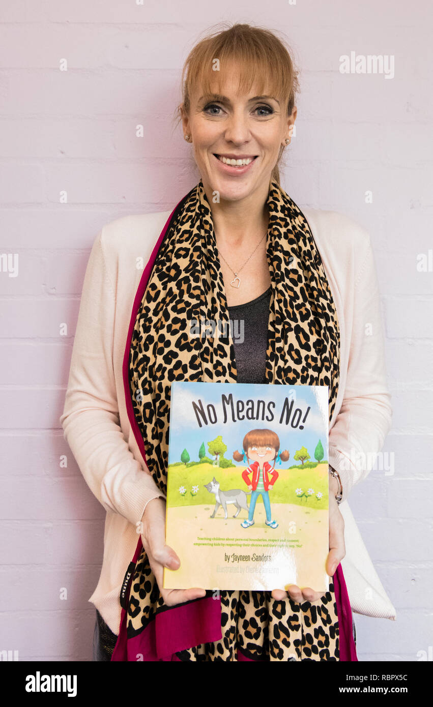 Labours Schatten Ausbildung Sekretärin Angela Rayner M.P. Holding eine Grundschule Buch 'Nein bedeutet Nein'. Stockfoto