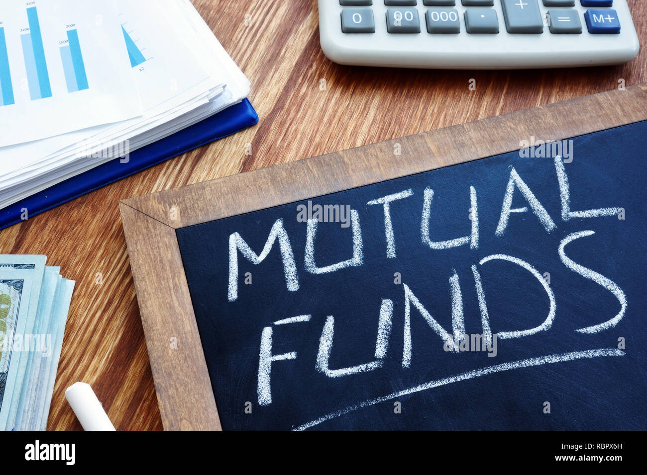 Investmentfonds handschriftlich auf einem Schreibtisch. Stockfoto